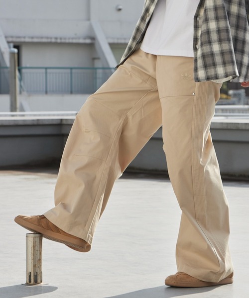 adidas（アディダス）の「adidas/アディダス ORI PREMIUM ESSENTIALS WIDE PANTS トレフォイルロゴ ツイルワイドパンツ 2026年春夏（チノパンツ・メンズ・ブラック/ベージュ・34/32/30/28）」の21枚目の写真