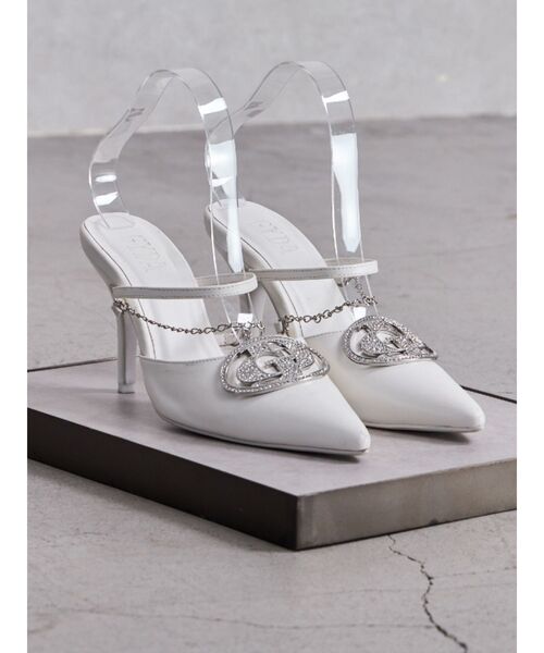 GYDA（ジェイダ）の「GDビジューMOLDチェーンストラップポインテッドミュール（パンプス・レディース・ブラック/オフホワイト・SMALL/LARGE/MEDIUM）」の2枚目の写真