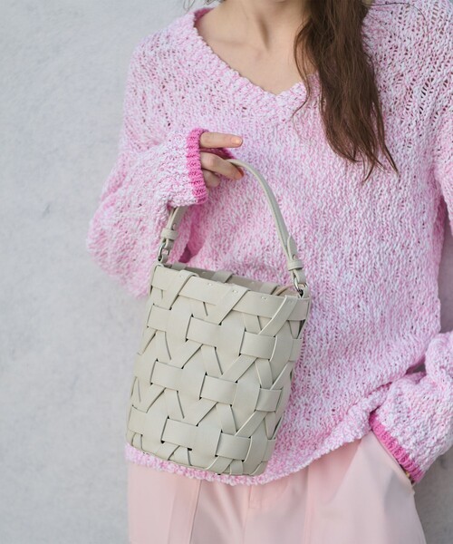 UNITED ARROWS（ユナイテッドアローズ）の「パネル メッシュ バケットバッグ（ショルダーバッグ・レディース・ブラック/オフホワイト・FREE）」の2枚目の写真