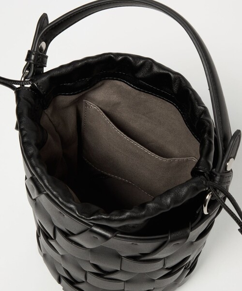 UNITED ARROWS（ユナイテッドアローズ）の「パネル メッシュ バケットバッグ（ショルダーバッグ・レディース・ブラック/オフホワイト・FREE）」の16枚目の写真