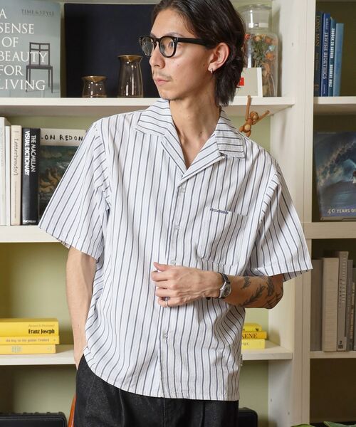 FFEIN(フェイン)の「【FFEIN(フェイン)】開襟ストライプ半袖シャツ / シャツ オープンカラー 半袖 ワンポイント 刺繍 ストライプ(シャツ/ブラウス・メンズ・スカイブルー/ライトグレー/ホワイト・SMALL/MEDIUM/LARGE)」の1枚目の写真