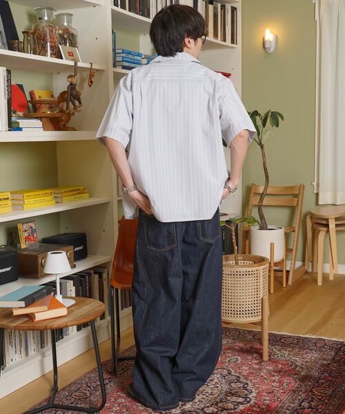 FFEIN(フェイン)の「【FFEIN(フェイン)】開襟ストライプ半袖シャツ / シャツ オープンカラー 半袖 ワンポイント 刺繍 ストライプ(シャツ/ブラウス・メンズ・スカイブルー/ライトグレー/ホワイト・SMALL/MEDIUM/LARGE)」の5枚目の写真