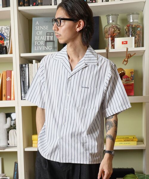 FFEIN(フェイン)の「【FFEIN(フェイン)】開襟ストライプ半袖シャツ / シャツ オープンカラー 半袖 ワンポイント 刺繍 ストライプ(シャツ/ブラウス・メンズ・スカイブルー/ライトグレー/ホワイト・SMALL/MEDIUM/LARGE)」の8枚目の写真