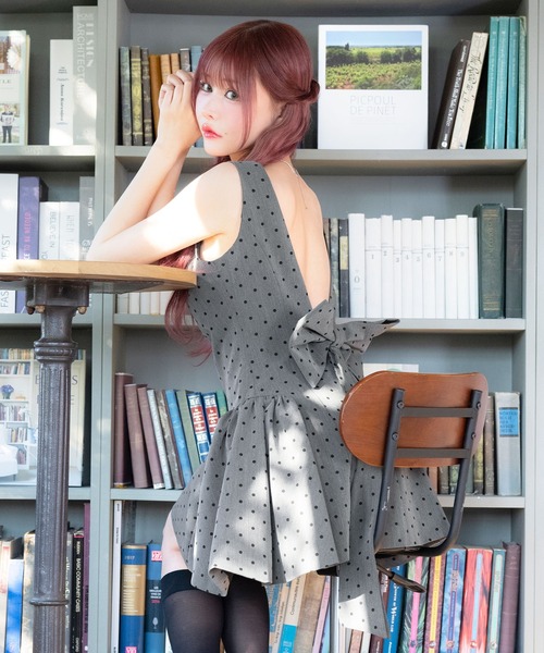 Tika(ティカ)の「キャバドレス ミニ フレア ドット バックリボン ノースリーブ 背中魅せドレス キャバワンピ(ドレス・レディース・ダークグレー/アイボリー・L)」の3枚目の写真