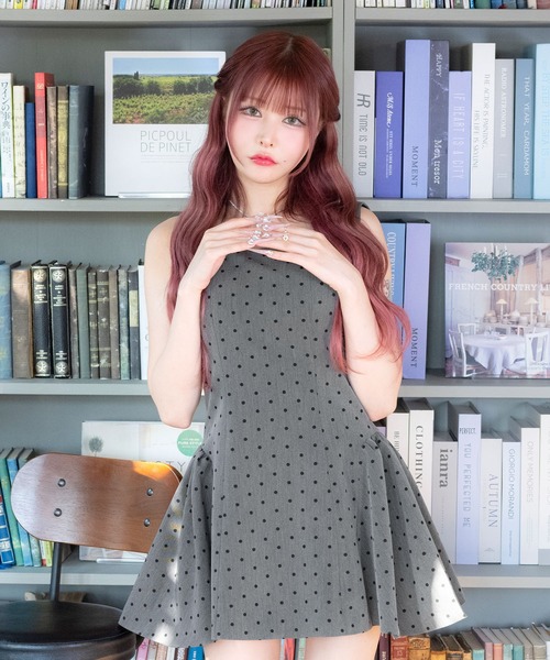 Tika(ティカ)の「キャバドレス ミニ フレア ドット バックリボン ノースリーブ 背中魅せドレス キャバワンピ(ドレス・レディース・ダークグレー/アイボリー・L)」の4枚目の写真