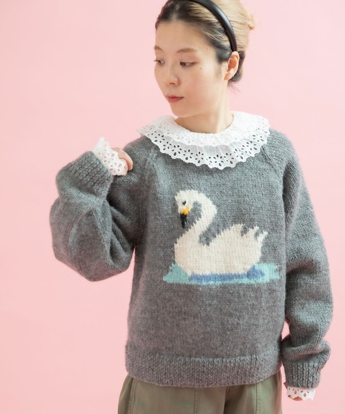 CHILD WOMAN(チャイルドウーマン)の「ネパールギルボックス スワンインターシャプルオーバー(ニット/セーター・レディース・レッド/ブラック/グレー・FREE)」の5枚目の写真