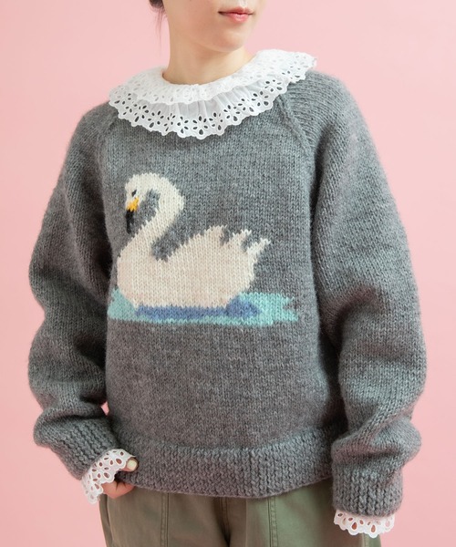 CHILD WOMAN(チャイルドウーマン)の「ネパールギルボックス スワンインターシャプルオーバー(ニット/セーター・レディース・レッド/ブラック/グレー・FREE)」の4枚目の写真