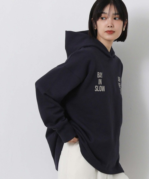 Gready Brilliant(グレディブリリアン)の「裏毛バックロゴフーディー(Tシャツ/カットソー・レディース・グレイッシュベージュ/ネイビー・38)」の1枚目の写真