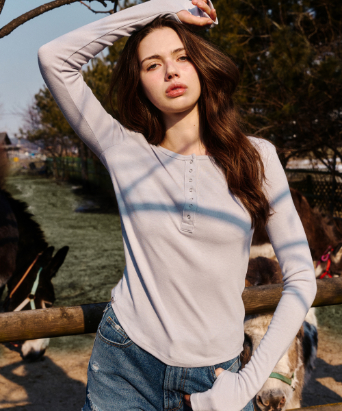 ERER(エルエル)の「Henley Neck Soft T-shirt Gracy Blue(Tシャツ/カットソー・レディース・ライトブルーグレー・F)」の1枚目の写真