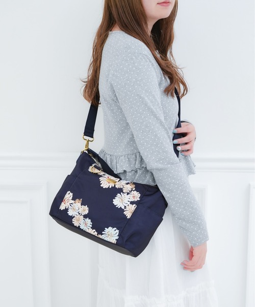 PAUL & JOE ACCESSOIRES(ポールアンドジョーアクセソワ)の「【PAUL & JOE ACCESSOIRES /ポール アンド ジョー アクセソワ 】 CHRYSANTHEME & NOUNETTE PRINT ショルダーバッグ(ショルダーバッグ・レディース・ネイビー/ピンク・FREE)」の1枚目の写真