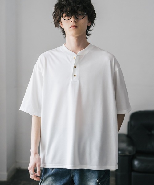 Rocky Monroe(ロッキーモンロー)の「AIR TEC+ 接触冷感・遮熱・UVカット 多機能ヘンリーネック半袖Tシャツ(Tシャツ/カットソー・メンズ・ブラック/グレイッシュベージュ/ブルー/チャコール/ネイビー/ピンク/ホワイト・M/L/XL)」の2枚目の写真