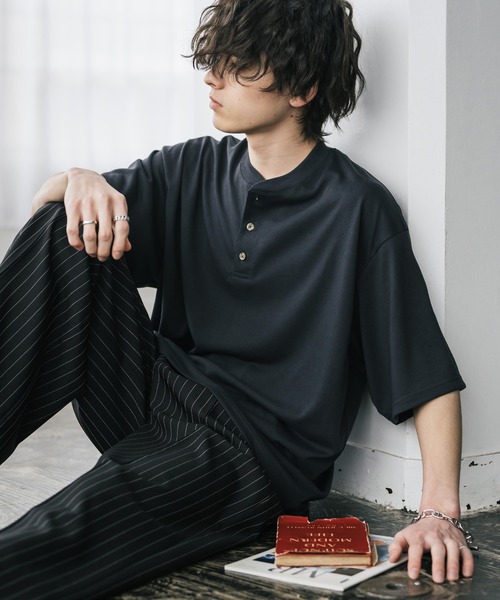 Rocky Monroe(ロッキーモンロー)の「AIR TEC+ 接触冷感・遮熱・UVカット 多機能ヘンリーネック半袖Tシャツ(Tシャツ/カットソー・メンズ・ブラック/グレイッシュベージュ/ブルー/チャコール/ネイビー/ピンク/ホワイト・M/L/XL)」の3枚目の写真