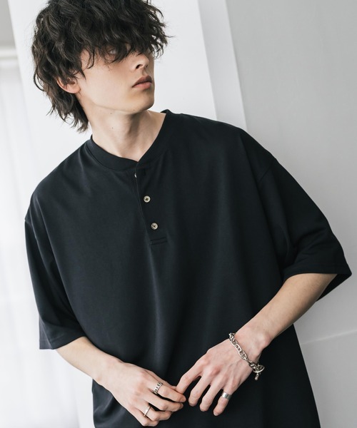 Rocky Monroe(ロッキーモンロー)の「AIR TEC+ 接触冷感・遮熱・UVカット 多機能ヘンリーネック半袖Tシャツ(Tシャツ/カットソー・メンズ・ブラック/グレイッシュベージュ/ブルー/チャコール/ネイビー/ピンク/ホワイト・M/L/XL)」の1枚目の写真