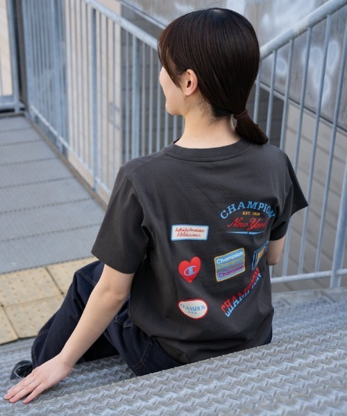 Champion（チャンピオン）の「【別注】チャンピオン  SHORT SLEEVE T-SHIRT 限定コラボ（Tシャツ/カットソー・レディース・チャコールグレー/ホワイト・M/L）」の2枚目の写真