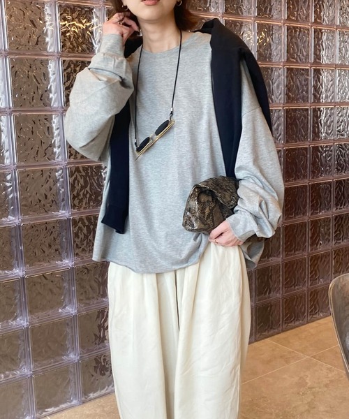 ISOOK(アイスー)の「ビッグシルエットロングTシャツ(kiharu select) / ロンT ルーズ オーバーサイズ 無地 長袖 シンプル 春服(Tシャツ/カットソー・レディース・ライトグレー/グレー・FREE)」の1枚目の写真