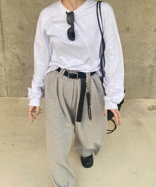 ISOOK(アイスー)の「ビッグシルエットロングTシャツ(kiharu select) / ロンT ルーズ オーバーサイズ 無地 長袖 シンプル 春服(Tシャツ/カットソー・レディース・ライトグレー/グレー・FREE)」の2枚目の写真