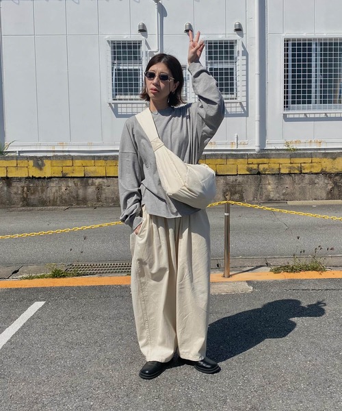 ISOOK(アイスー)の「ビッグシルエットロングTシャツ(kiharu select) / ロンT ルーズ オーバーサイズ 無地 長袖 シンプル 春服(Tシャツ/カットソー・レディース・ライトグレー/グレー・FREE)」の12枚目の写真