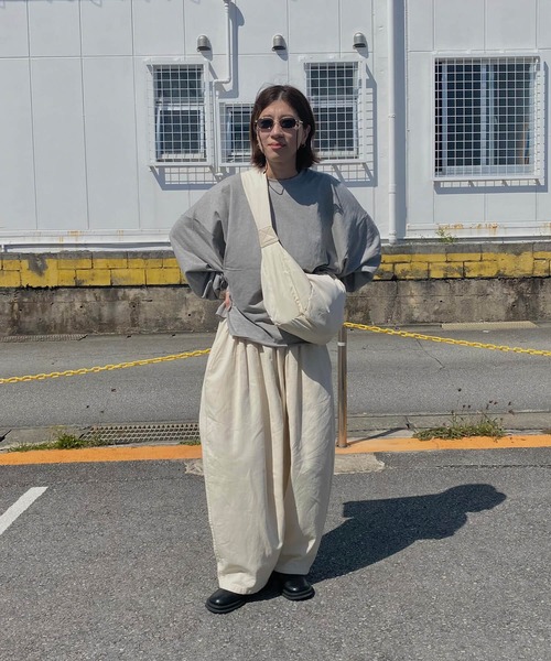 ISOOK(アイスー)の「ビッグシルエットロングTシャツ(kiharu select) / ロンT ルーズ オーバーサイズ 無地 長袖 シンプル 春服(Tシャツ/カットソー・レディース・ライトグレー/グレー・FREE)」の13枚目の写真