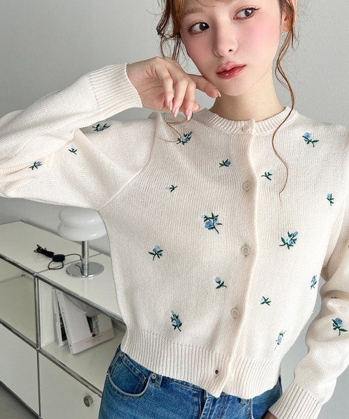 moment+(モーメントプラス)の「花柄刺繍ニットカーディガン(カーディガン/ボレロ・レディース・ピンク/杢グレー/ネイビー/アイボリー/ブラック・M/L)」の7枚目の写真