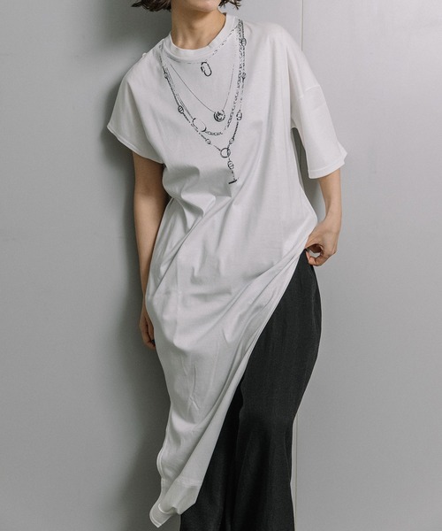MARECHAL TERRE(マルシャルテル)の「2wayジュエリープリントTシャツ(Tシャツ/カットソー・レディース・グレイッシュベージュ/ホワイト×ブラック/ブラック/ホワイト・MEDIUM)」の1枚目の写真