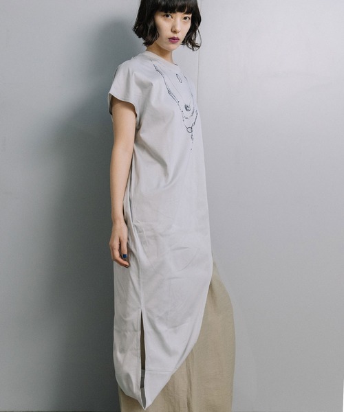 MARECHAL TERRE(マルシャルテル)の「2wayジュエリープリントTシャツ(Tシャツ/カットソー・レディース・グレイッシュベージュ/ホワイト×ブラック/ブラック/ホワイト・MEDIUM)」の19枚目の写真