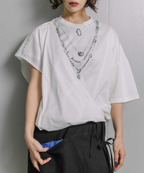 MARECHAL TERRE(マルシャルテル)の「2wayジュエリープリントTシャツ(Tシャツ/カットソー・レディース・グレイッシュベージュ/ホワイト×ブラック/ブラック/ホワイト・MEDIUM)」の5枚目の写真