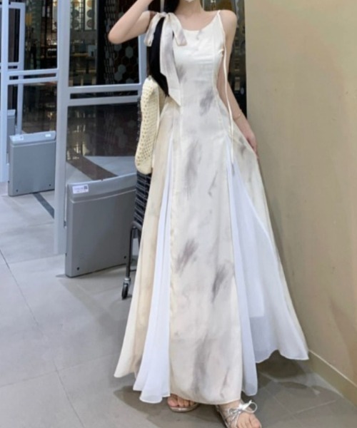LUCPY(ラクピー)の「ニュアンスプリントリボンキャミワンピース(ワンピース・レディース・ホワイト・MEDIUM/SMALL/X-LARGE/LARGE)」の1枚目の写真