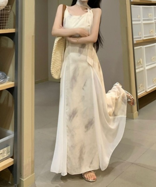 LUCPY(ラクピー)の「ニュアンスプリントリボンキャミワンピース(ワンピース・レディース・ホワイト・MEDIUM/SMALL/X-LARGE/LARGE)」の2枚目の写真