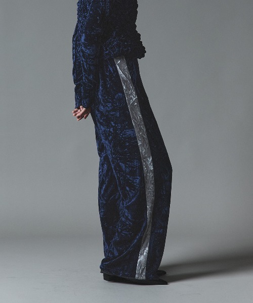 W:Huku(フーク)の「クラッシュ ベロア サイド ライン パンツ / Crash Velour Side-Line Pants(その他パンツ・レディース・ネイビー/ライトベージュ/ブラウン・FREE)」の1枚目の写真