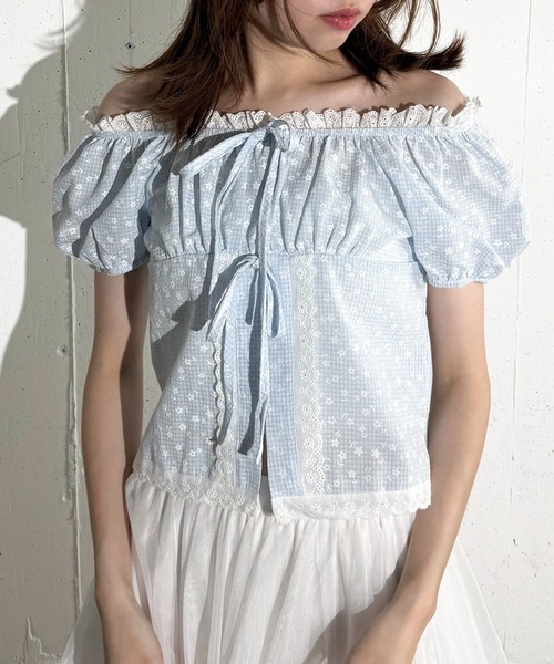 MAISON SELECT(メゾンセレクト)の「6C83 チェック×フラワー レースアクセント2WAYブラウス(シャツ/ブラウス・レディース・ブラック/ライトブルー・FREE)」の2枚目の写真