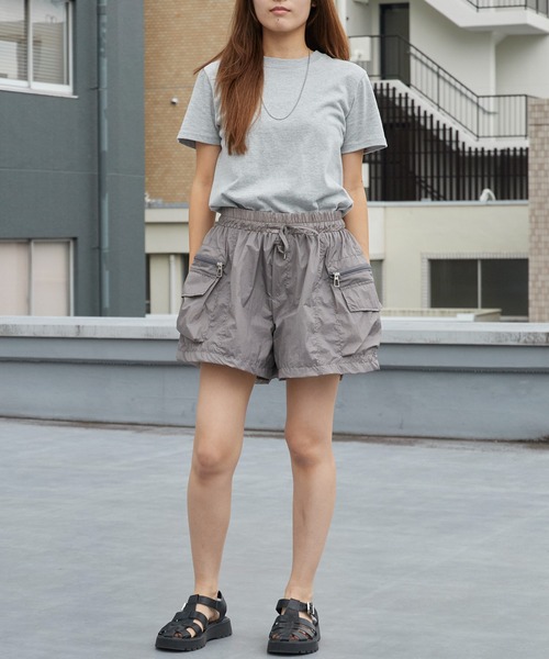 Chick(チック)の「Cargo Flare Shorts / カーゴ フレア ショートパンツ ショーツ カジュアル ストリート スポーティー レディース 2026年 夏 夏服(カーゴパンツ・レディース・ブラック/チャコール・FREE)」の12枚目の写真