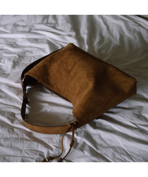 OVHEE(オヴェイ)の「テイヴ スエード ショルダーバッグ Tave Suede Shoulder Bag(ショルダーバッグ・レディース・ダークオリーブ/キャメル・FREE)」の1枚目の写真