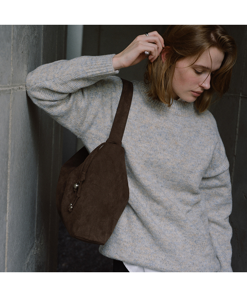 OVHEE(オヴェイ)の「テイヴ スエード ショルダーバッグ Tave Suede Shoulder Bag(ショルダーバッグ・レディース・ダークオリーブ/キャメル・FREE)」の2枚目の写真