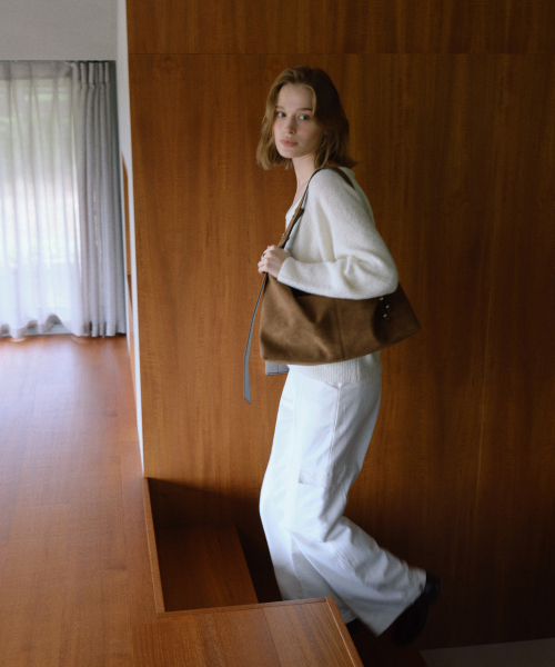 OVHEE(オヴェイ)の「テイヴ スエード ショルダーバッグ Tave Suede Shoulder Bag(ショルダーバッグ・レディース・ダークオリーブ/キャメル・FREE)」の3枚目の写真