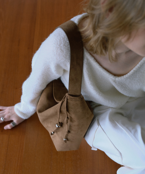 OVHEE(オヴェイ)の「テイヴ スエード ショルダーバッグ Tave Suede Shoulder Bag(ショルダーバッグ・レディース・ダークオリーブ/キャメル・FREE)」の4枚目の写真