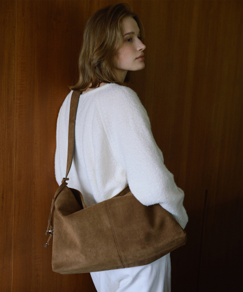 OVHEE(オヴェイ)の「テイヴ スエード ショルダーバッグ Tave Suede Shoulder Bag(ショルダーバッグ・レディース・ダークオリーブ/キャメル・FREE)」の5枚目の写真