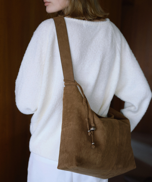 OVHEE(オヴェイ)の「テイヴ スエード ショルダーバッグ Tave Suede Shoulder Bag(ショルダーバッグ・レディース・ダークオリーブ/キャメル・FREE)」の6枚目の写真