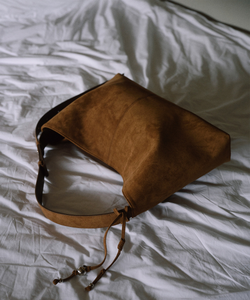 OVHEE(オヴェイ)の「テイヴ スエード ショルダーバッグ Tave Suede Shoulder Bag(ショルダーバッグ・レディース・ダークオリーブ/キャメル・FREE)」の7枚目の写真