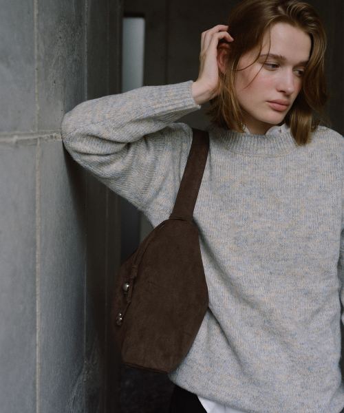 OVHEE(オヴェイ)の「テイヴ スエード ショルダーバッグ Tave Suede Shoulder Bag(ショルダーバッグ・レディース・ダークオリーブ/キャメル・FREE)」の8枚目の写真