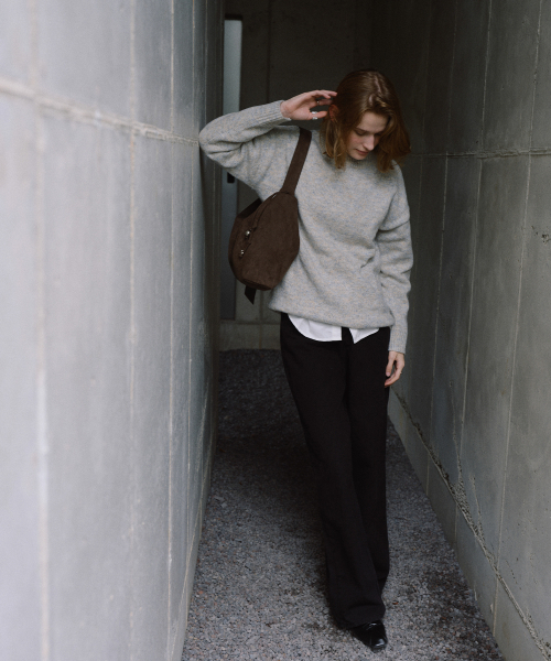 OVHEE(オヴェイ)の「テイヴ スエード ショルダーバッグ Tave Suede Shoulder Bag(ショルダーバッグ・レディース・ダークオリーブ/キャメル・FREE)」の9枚目の写真
