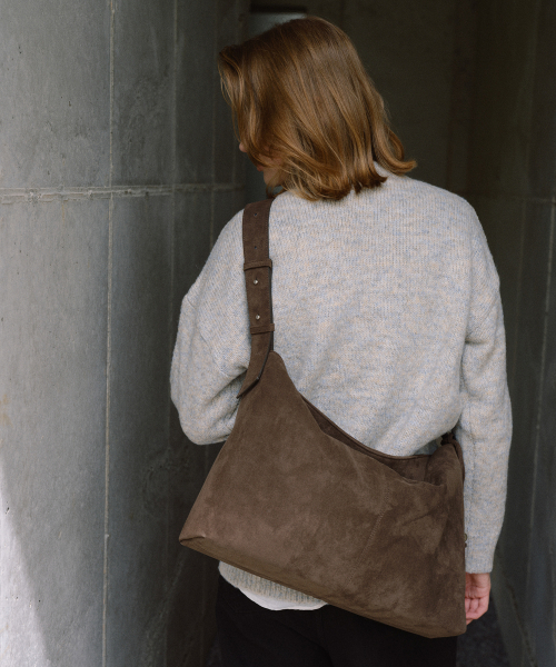 OVHEE(オヴェイ)の「テイヴ スエード ショルダーバッグ Tave Suede Shoulder Bag(ショルダーバッグ・レディース・ダークオリーブ/キャメル・FREE)」の10枚目の写真