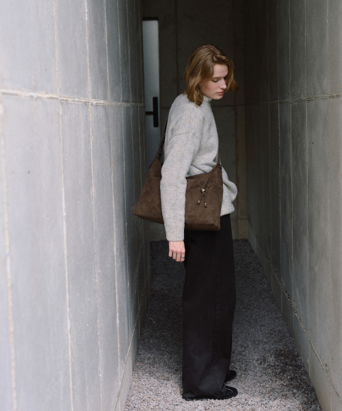OVHEE(オヴェイ)の「テイヴ スエード ショルダーバッグ Tave Suede Shoulder Bag(ショルダーバッグ・レディース・ダークオリーブ/キャメル・FREE)」の11枚目の写真
