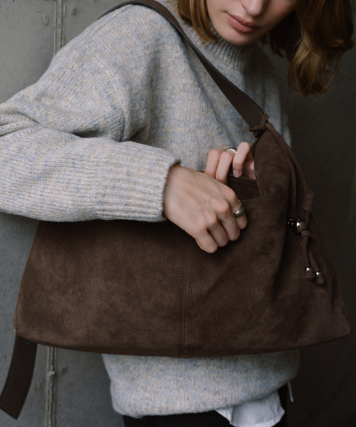 OVHEE(オヴェイ)の「テイヴ スエード ショルダーバッグ Tave Suede Shoulder Bag(ショルダーバッグ・レディース・ダークオリーブ/キャメル・FREE)」の12枚目の写真