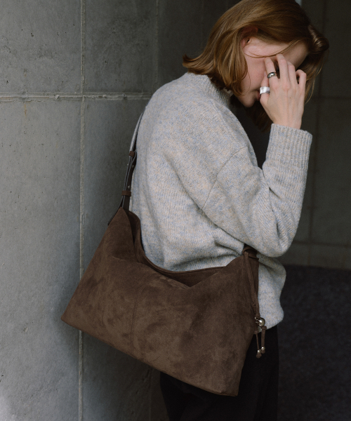 OVHEE(オヴェイ)の「テイヴ スエード ショルダーバッグ Tave Suede Shoulder Bag(ショルダーバッグ・レディース・ダークオリーブ/キャメル・FREE)」の13枚目の写真