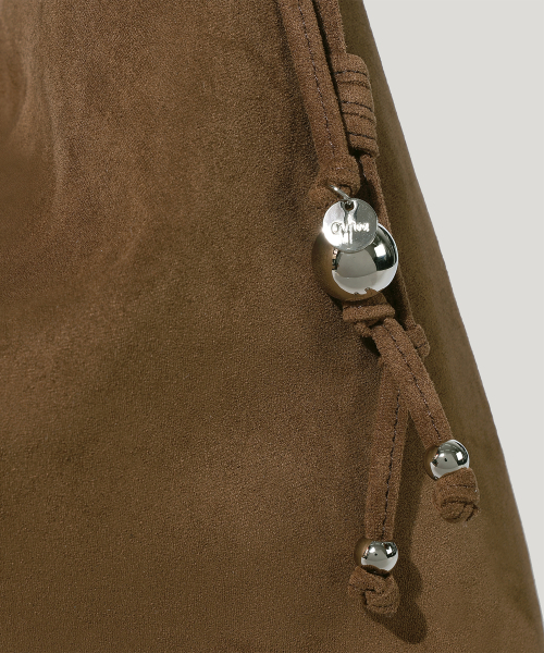 OVHEE(オヴェイ)の「テイヴ スエード ショルダーバッグ Tave Suede Shoulder Bag(ショルダーバッグ・レディース・ダークオリーブ/キャメル・FREE)」の17枚目の写真