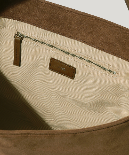 OVHEE(オヴェイ)の「テイヴ スエード ショルダーバッグ Tave Suede Shoulder Bag(ショルダーバッグ・レディース・ダークオリーブ/キャメル・FREE)」の18枚目の写真