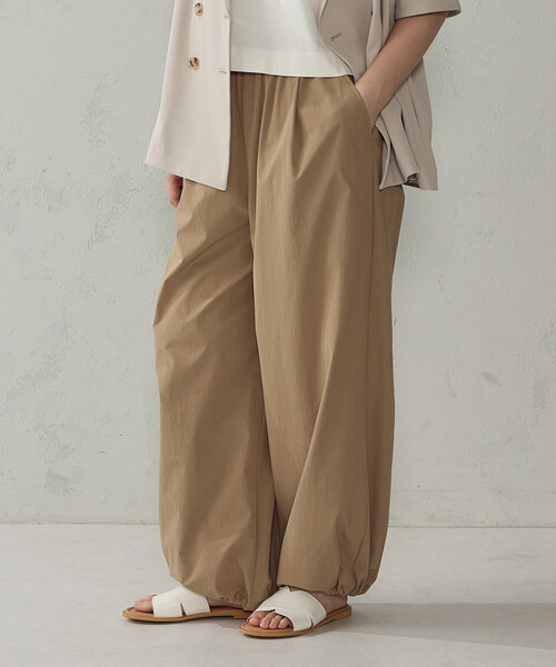 COMME CA ISM(コムサイズム)の「ナイロンストレッチ パラシュートパンツ(その他パンツ・レディース・ベージュ/チャコール・LARGE/MEDIUM)」の1枚目の写真