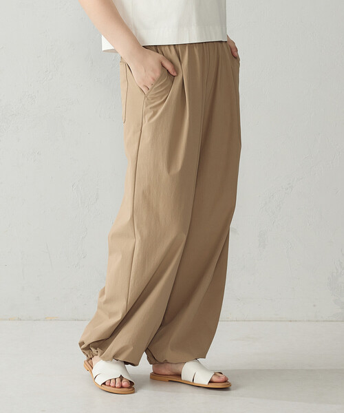 COMME CA ISM(コムサイズム)の「ナイロンストレッチ パラシュートパンツ(その他パンツ・レディース・ベージュ/チャコール・LARGE/MEDIUM)」の9枚目の写真