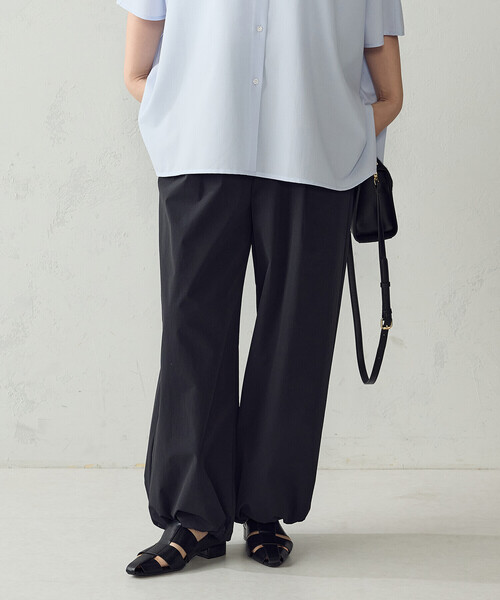 COMME CA ISM(コムサイズム)の「ナイロンストレッチ パラシュートパンツ(その他パンツ・レディース・ベージュ/チャコール・LARGE/MEDIUM)」の11枚目の写真