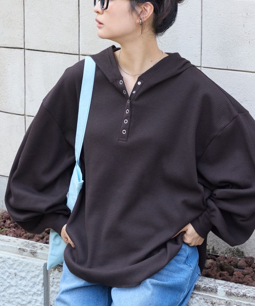 MONO-MART（モノマート）の「オーバーサイズ ヘンリーネック ワッフルフードロンT＜抗菌防臭＞（Tシャツ/カットソー・レディース・ダークブラウン/オフホワイト/ネイビー/ブラック/カーキオリーブ/グレー/ホワイト系・FREE）」の5枚目の写真